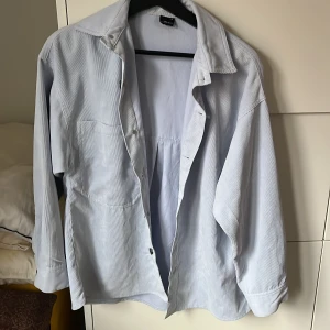 Jacka - Säljer denna vår/sommar jacka som är  från Gina tricot. Den är i fink skick och är i storlek xs men är ganska stor i storleken.