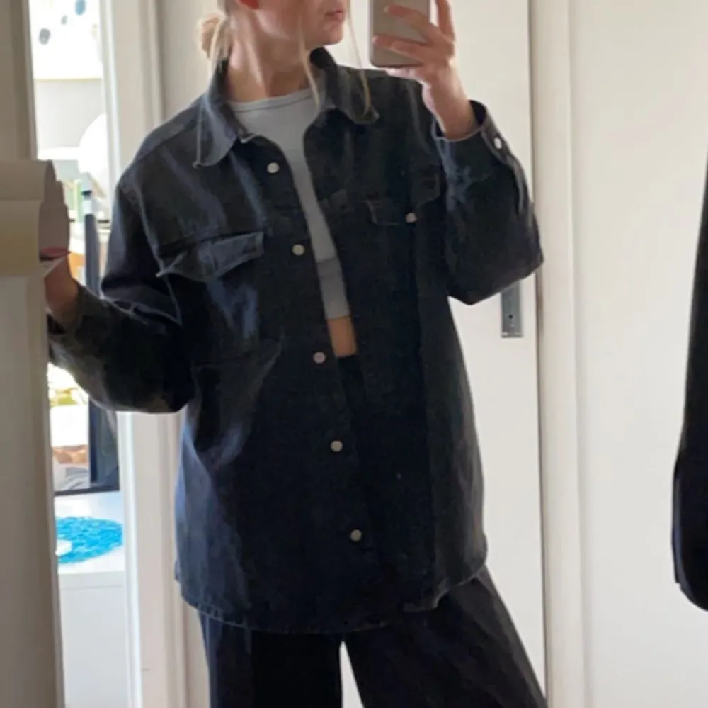 Söker min favorit-oversized jeansjacka fast i denimfärg!! Storlek L, från Carlings märke STAY i modellen SL Beth. Help a girl out!!🫶💛. Jackor.