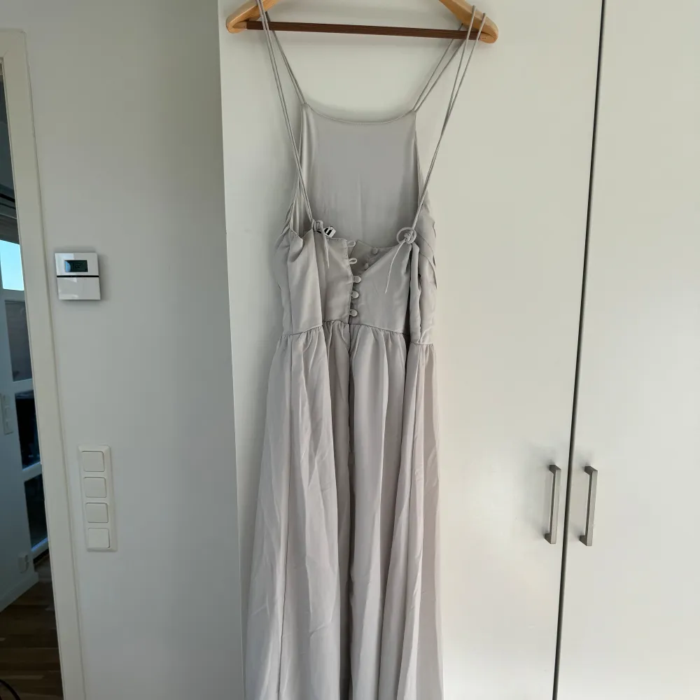 Säljer denna balklänningen super super fin, nu till läramiddag/bal och allt 🤩❤️‍🔥. Klänningar.