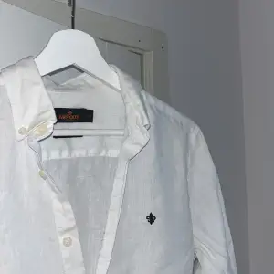 Säljer denna sjysta linneskjorta från Morris! Den är använd men i utmärkt skick! Pris 449kr, size smal! 