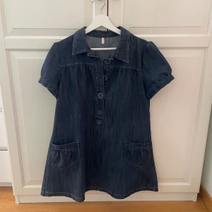 Jeans klänning - Så söt klänning i jeans! Står ingen storlek men uppskattar att det är en small.