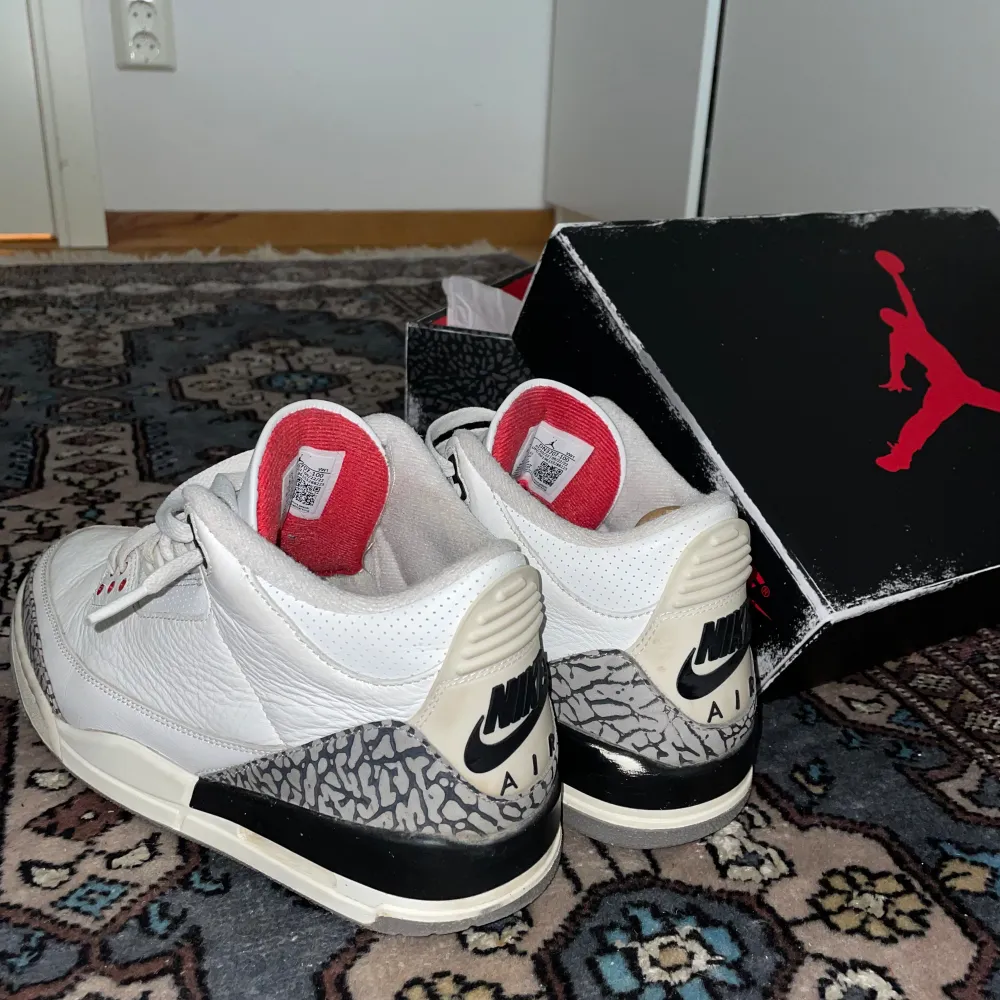 Ett par Jordan 3 som inte används längre. Köpte / vann på sneakers appen, kvitto och screenshots finns. Använda nån månad bara. Skriv för frågor eller mer bilder , pris kan pruta lite. Ny pris 350$ på stock x. Skor.
