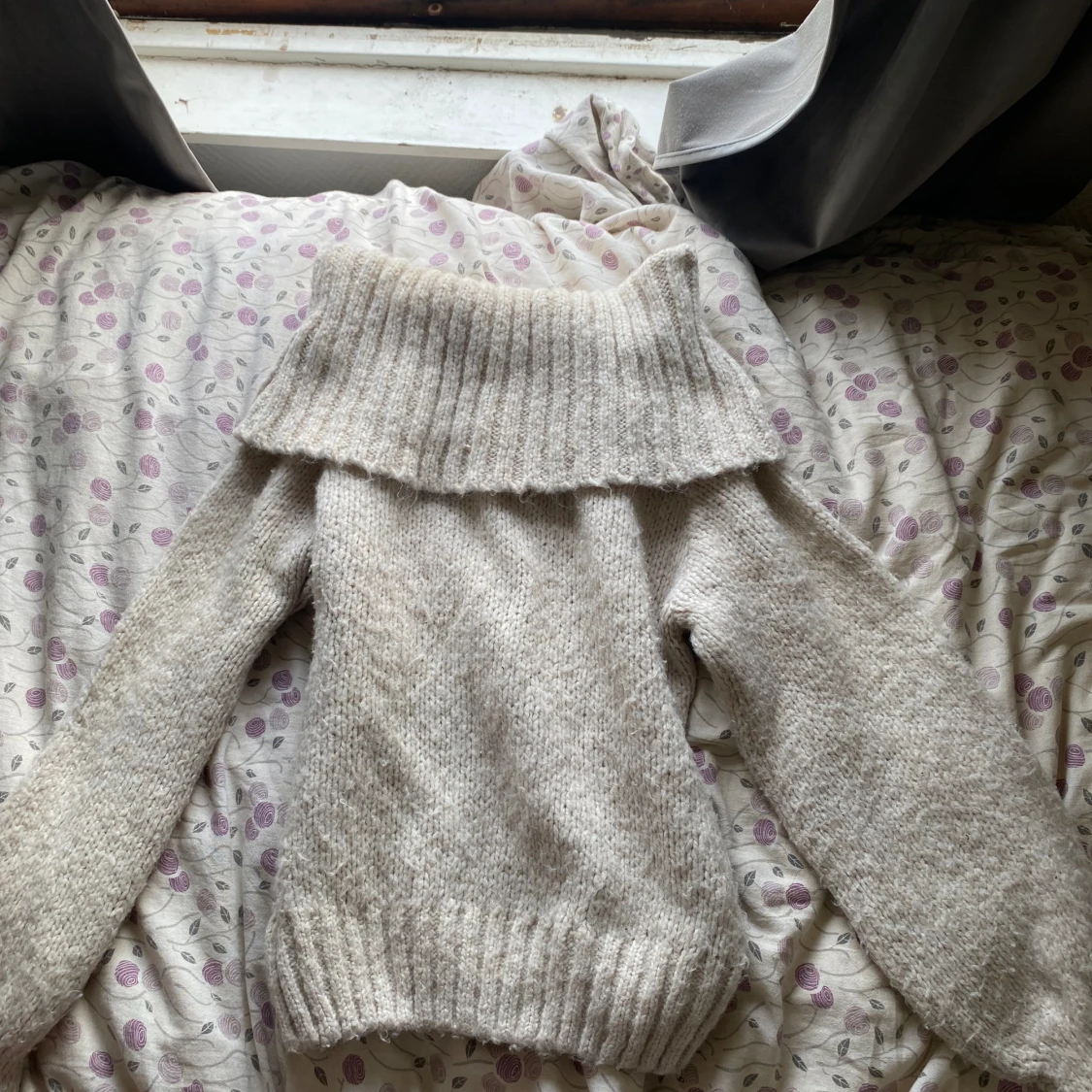 Beige/ grå stickad off- shoulder 