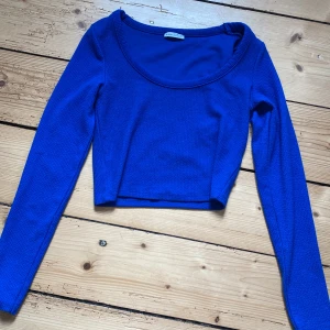 Långärmad tröja  - Tröja från Bershka i storlek M. Den är i fint skick o säljes för 80+frakt🩵