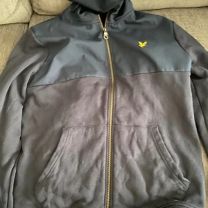 Lyle o scott jacka  - Den är helt ny  Ej använd i stl M  Ljuset som ger orättvis bild 