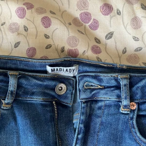 Blåa jeans  - Blåa skinny jeans ifrån Madlady i storlek S
