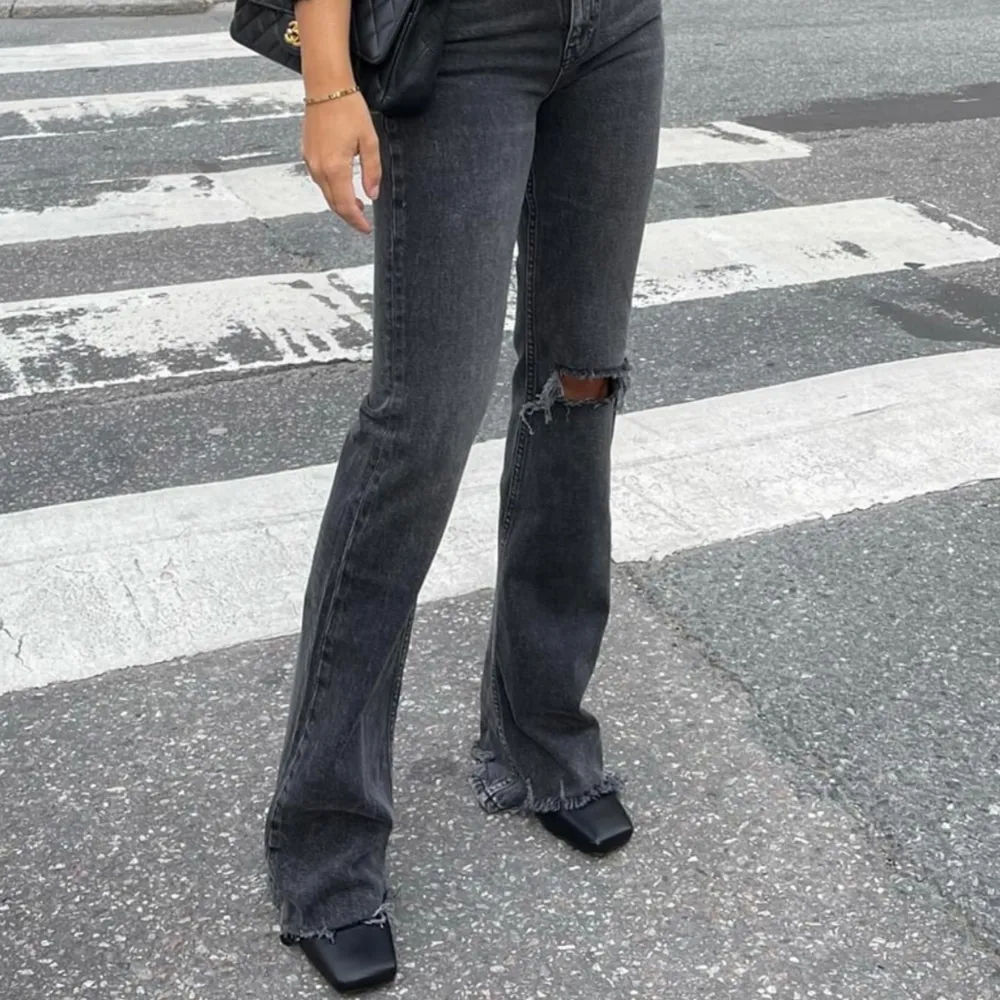 Utsålda mörkgråa midwaist bootcut jeans från Gina Tricot ” Full Lenght Flare Jeans”. Jättefint skick. Nypris 499kr. Storlek 36 men motsvarar 34 då de är små i storleken. Långa på mig som är 168cm. Tryck gärna på köp nu. Jeans & Byxor.