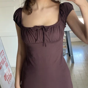 Långklänning  - Jättefin klänning i nyskick. Sista bilden är lånad från Asos hemsida. Nypris 359kr. Skriv gärna vid frågor 🫶