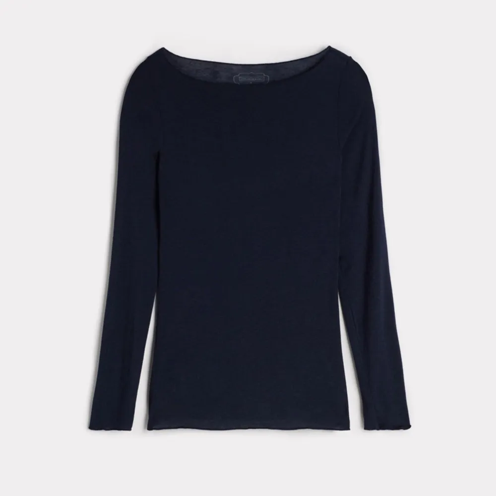 Populär mörkblå tröja från intimissimi. Köpt för ca 449kr för ett år sedan. Bra skick.  85% Modal  9% Cashmere  6% Elastane. Tröjor & Koftor.