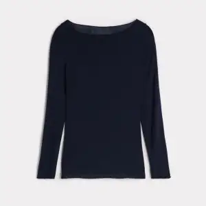 Populär mörkblå tröja från intimissimi. Köpt för ca 449kr för ett år sedan. Bra skick.  85% Modal  9% Cashmere  6% Elastane