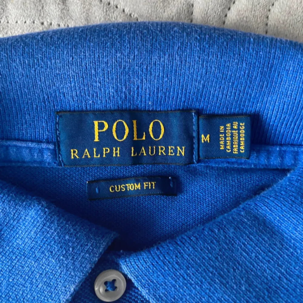 Sällsynt och trendig Ralph Lauren piké i mycket bra skick 🍾🍾skriv om du är intresserad priset diskuteras vid snabb 🍾🍾. T-shirts.