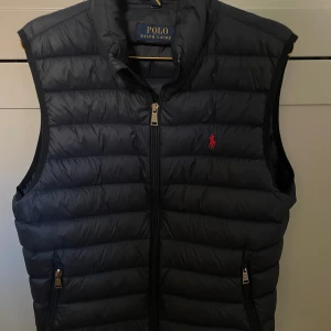Polo Ralph Lauren Väst - Hej! Säljer min Polo Ralph Lauren Väst som är i väldigt bra skick! Endast använd ett fåtal gånger. Skön att ha till lite bättre väder. Västen är i storlek S