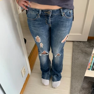  utsvängda jeans - Jättesnygga låg midjade jeans och pris kan diskuteras 