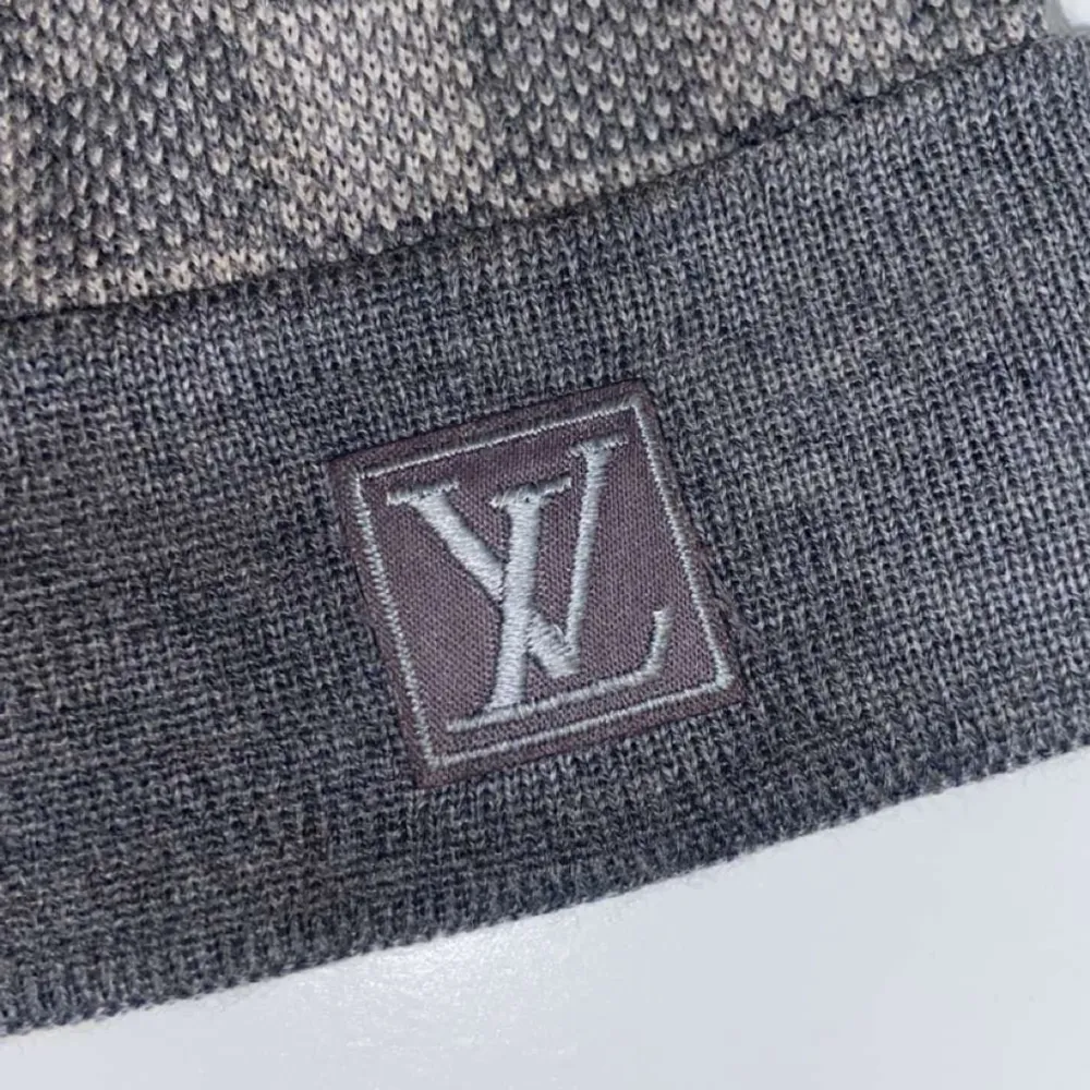 Säljer nu min gråa Louis Vuitton Mössa, mössan är äkta kvitto fraktas med mössan. Pris går diskutera 😁. Accessoarer.