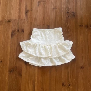 Vit kjol - Vit kort kjol med insydda shorts ❤️