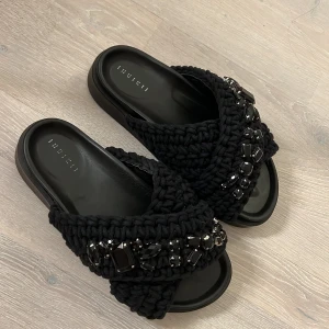 INUIKII tofflor  - Svarta Inuikii tofflor, nästan helt ny bara använda 2 gånger typ, storlek 38, köparen står för frakten 💓