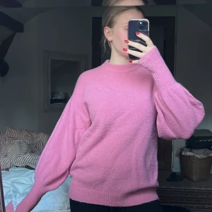 Rosa tjocktröja - Rosa tjocktröja från Gina. Lite nopprig men annars fint skick. Kommer ej till användning.
