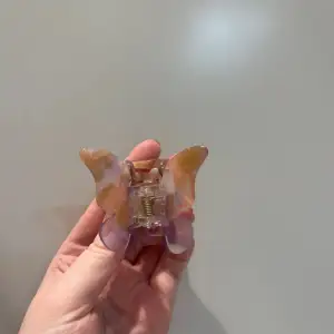 Klämma som ser ut som en fjäril. Fint skick 30 kr 🩷