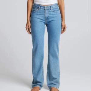 Straight low waist Jeans från Bikbok, andvänd ett par gånger men i fint skick🩷  W28 L32  