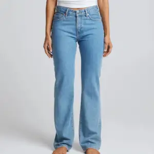 Straight low waist Jeans från Bikbok, andvänd ett par gånger men i fint skick🩷  W28 L32  