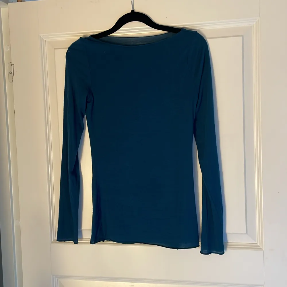 Säljer denna skit snygga tröja från Intimissmi då den ej kommer till användning. Färgen heter teal blue och är slutsåld/inte finns tror jag, syns bäst på bild 3! Superfint skick utan defekter:)   . Toppar.