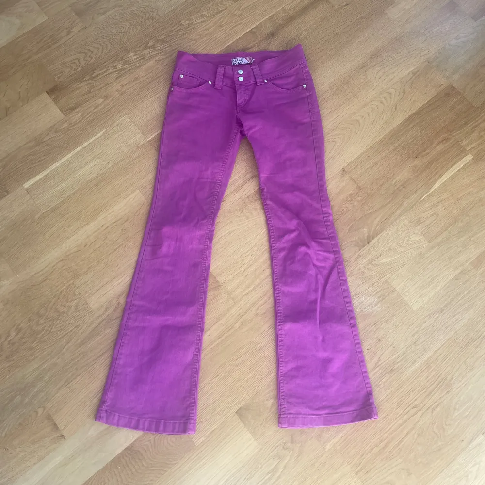 Ascoola rosa/lila lågmidjade bootcut jeans som tyvärr är för små för mig!!🤩🥲Köpta second hand men märket är Green Coast. Innerbenslängd 84 cm och midjemått 40 cm, sitter perfekt i längden på mig som är 175. Skriv för fler bilder eller frågor🥰. Jeans & Byxor.