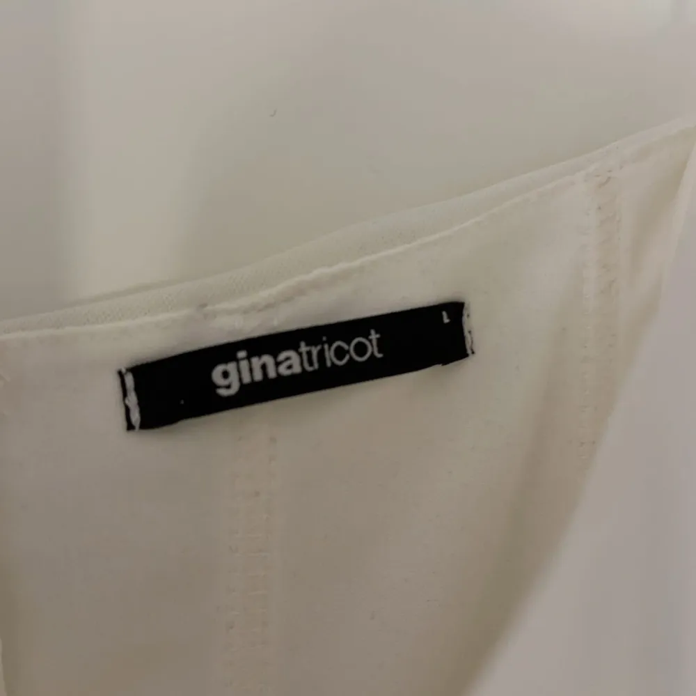 Fin vit klänning från Gina tricot! Använd en gång🎀 Jätte fint skick. Det står att den är i L men jag själv är S och den passar bra bara lite stor så skulle sagt S/M. Säljer pga jag ej använder den🎀 Skriv för fler frågor!. Klänningar.