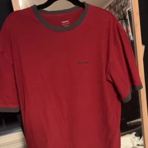 reebok t shitt  - snygg reebok t-shirt i bra kvalitet 