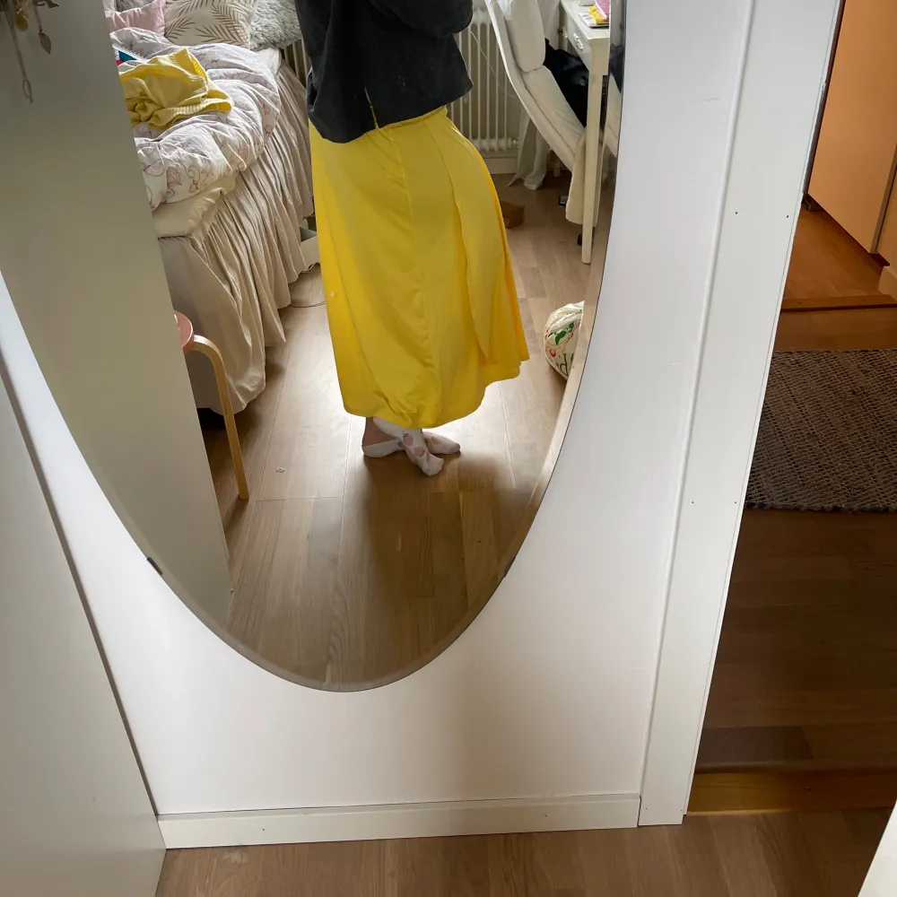 Gul lång kjol med överlappande slits Sitter superskönt och har en underbart fall💛 Finaste sommarkjolen☀️ (Tips! Köp med bundle för att spara på den frakten🔥! In och fynda fler plagg i flödet👑😉). Kjolar.