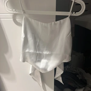 Topp - Säljer denna fest toppen som inte kommer till användning🤍Köpt från stradivarius 