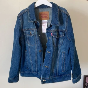 Levis jeansjacka  - Levis jeansjacka i st. 12 år men passar en XS kanske tom S. 9/10 skick. Svarar på alla frågor.