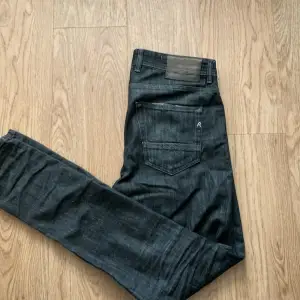 Väldigt populära Replay jeans i storlek 30/32. Nästan aldrig använda och inprincip i nyskick. Jeansen är i slim fit.