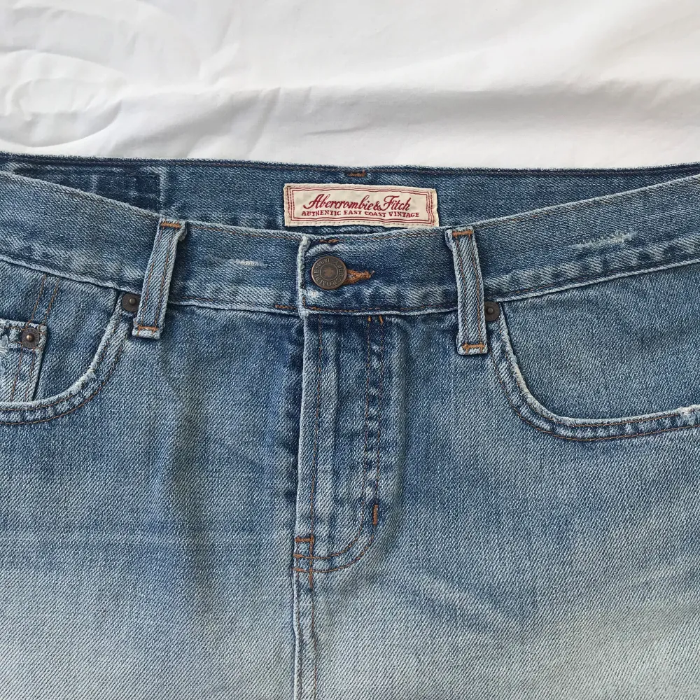 Vintage Abercrombie & Fitch jeanskjol. Mycket bra skick. A&F storlek 4  mått i cm: midja rakt över 41,5  hela längden 31. Kjolar.