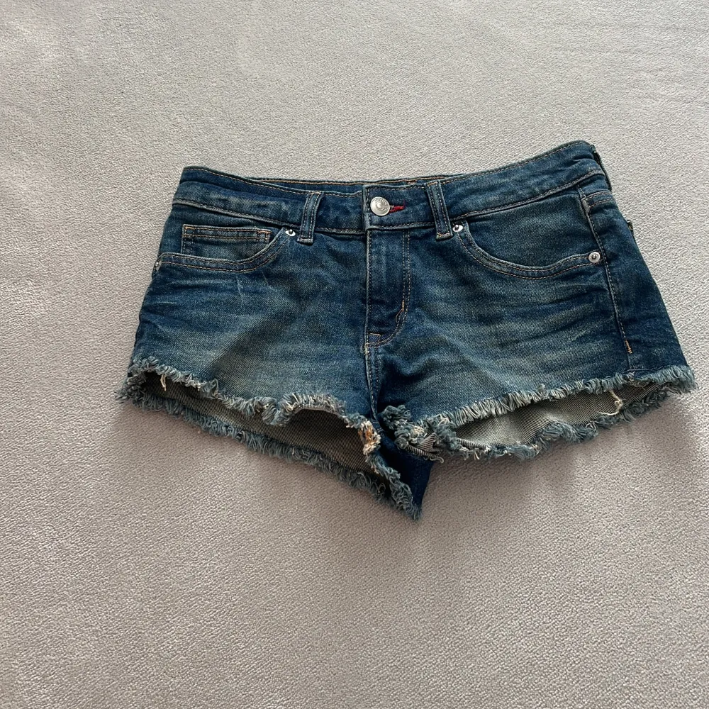 Lågmidjade jeans shorts från h&m i storlek 36🥰. Shorts.