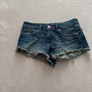 Lågmidjade jeans shorts från h&m i storlek 36🥰