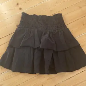 Säljer denna svarta volang kjol i storlek XXS❤️