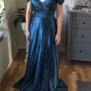 Balklänning petrolblå storlek 38 - Säljer min balklänning då jag inte trivs i färgen. Aldrig använd endast provad. Storlek 38. Modellen på bilden är ca 160 lång. Kan skickas finns annars att hämta strax utanför Malmö.  