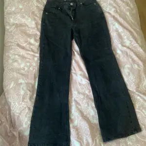säljer mina Carin Wester jeans då de inte kommer till användning längre, jeansen är i storlek 34 men passar lika bra som 32 💗de har en kortare innerbenslängd och passar perfekt för lite kortare ben 🫶🏻 !!