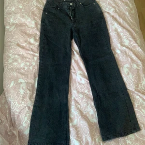 svarta utsvängda jeans  - säljer mina Carin Wester jeans då de inte kommer till användning längre, jeansen är i storlek 34 men passar lika bra som 32 💗de har en kortare innerbenslängd och passar perfekt för lite kortare ben 🫶🏻 !!