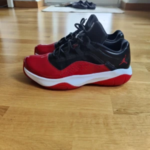 Jordan 11 CMFT - Ett par riktigt nice Jordan 11 CMFT i perfekt skick - bara använda några få gånger. Svarta och röda. Inga creases alls! Köpta på Nikes egna sida. Äkta såklart! 