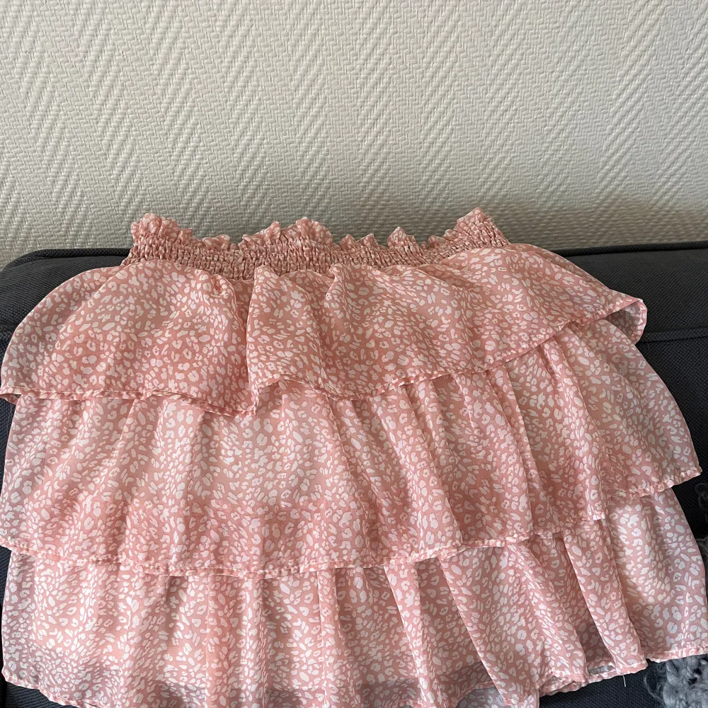 Jättesöt rosa kjol från By Clara i storlek S/M.  Aldrig använd! . Kjolar.