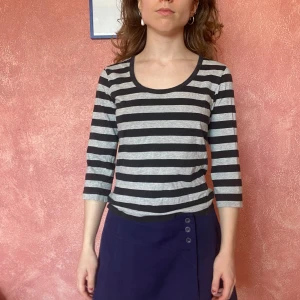 Filippa K tröja - En randig, trekvartsärmad tröja från Filippa k, köpt second hand och knappt använd. Snabb affär prioriteras! Hon på bilden är 160 cm och en xs/s men den passar mig som är en M.