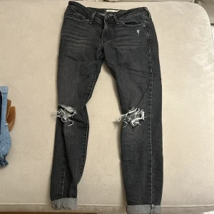Levis jeans gråa 711 skinny - Fint skick!