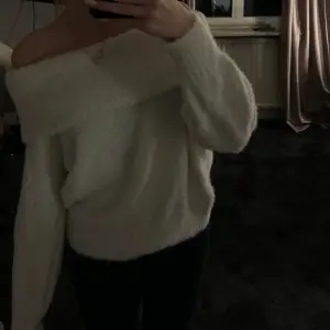 Super fin off shoulder tröja, jätte skönt material 💕