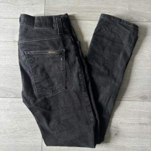 Snygga svarta nudie jeans i perfekt skick. Sitter storleks enligt. Storlek 32/32!