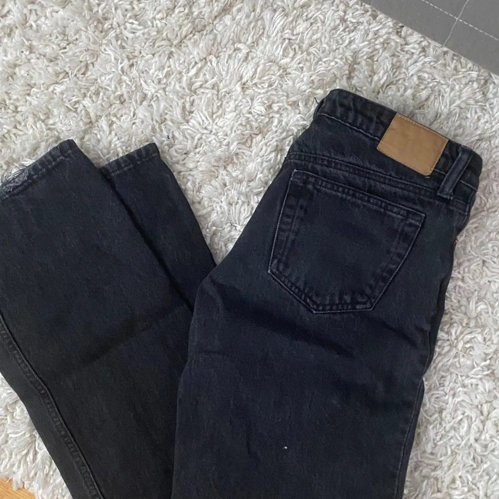 Lågmidjade jeans i midellen low arrow från weekday! I storlek 25/34 o knappt använda! Lite slitna vid hälen men inget som märks . Jeans & Byxor.