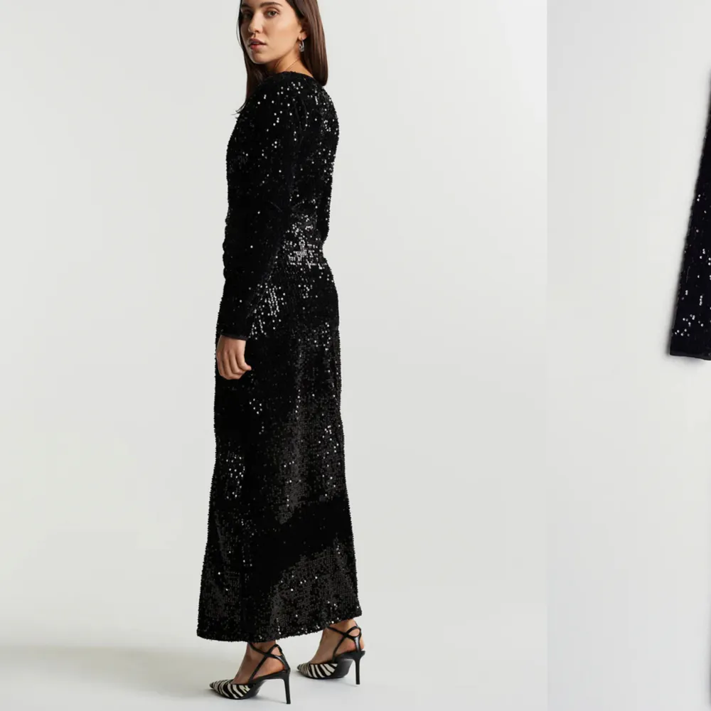 Long-sleeved dress with sequins. The dress is black and has a maxi length. It has a slit at the front and a v neckline. New price: 800kr (79.9 EURO). Klänningar.