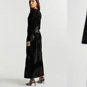 Long-sleeved dress with sequins. The dress is black and has a maxi length. It has a slit at the front and a v neckline. New price: 800kr (79.9 EURO)
