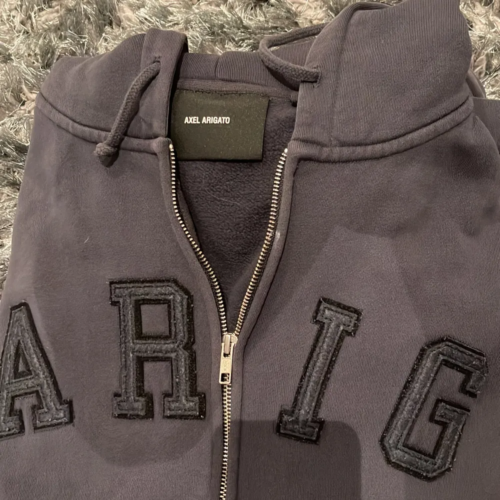 Hej, säljer min Axel Arigato zip hoodie. Säljer den för att den inte används längre. Mitt pris 700. Priset är inte hackat i sten går att diskuteras vid snabb affär. Skriv om ni är intresserade eller köp direkt.. Hoodies.