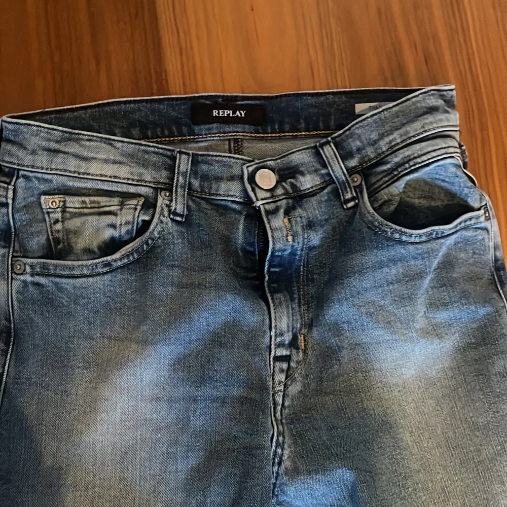 Ett par Replay jeans som var för stora det köptes är helt nya aldrig använda. Lite baggy typ av jeans     . Jeans & Byxor.